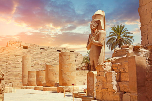 statue de pharaon au temple de karnak - ramsès ii photos et images de collection