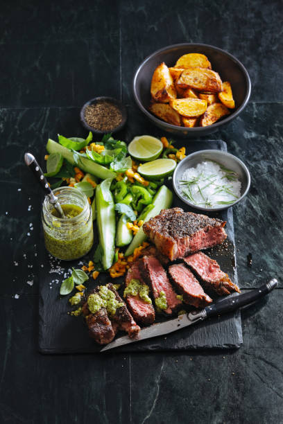 стейк из французского перца (steak au poivre) со свежими овощами и зеленью - barbecue beef close up multi colored стоковые фото и изображения