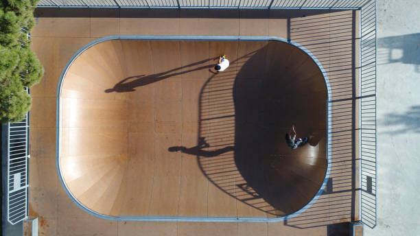 vista aérea de skatepark - skateboarding skateboard park extreme sports sport fotografías e imágenes de stock