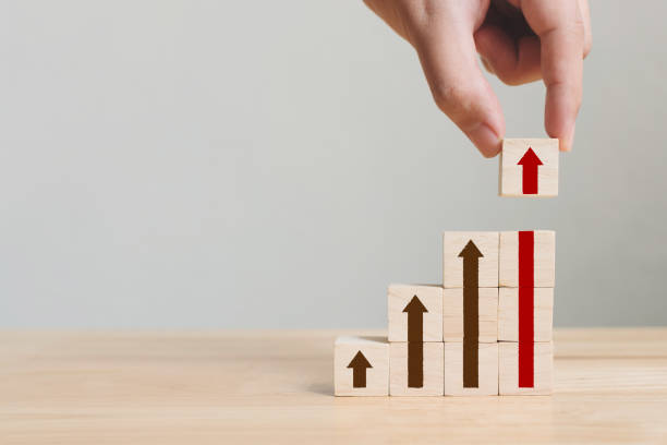 ręczne układanie bloków drewnianych jako schody krokowe ze strzałką w górę. koncepcja ścieżki kariery w drabinie dla procesu sukcesu rozwoju biznesu - business building activity growth development zdjęcia i obrazy z banku zdj�ęć