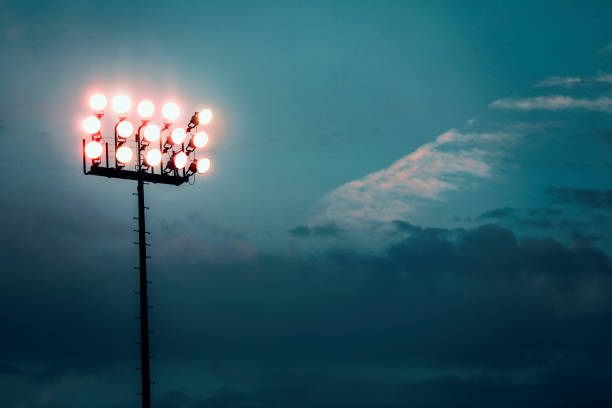 luces del estadio de deportes al atardecer, noche. - american football soccer stadium football fotografías e imágenes de stock