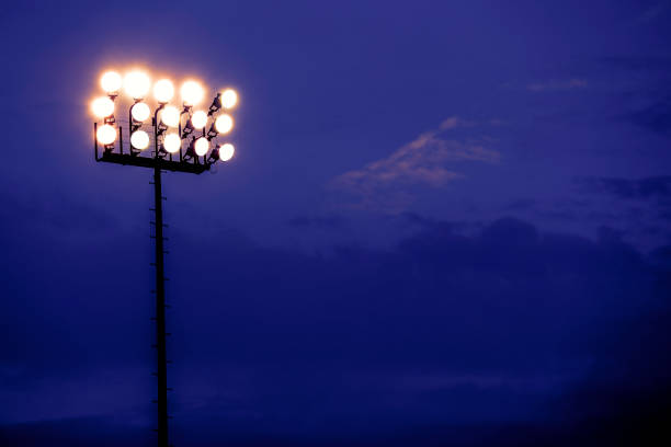 luces del estadio de deportes al atardecer, noche. - american football soccer stadium football fotografías e imágenes de stock