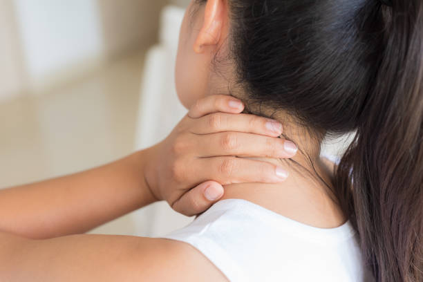 クローズ アップ女性の首と肩の痛みやけが。ヘルスケアと医療の概念。 - shoulder pain physical injury human arm ストックフォトと画像