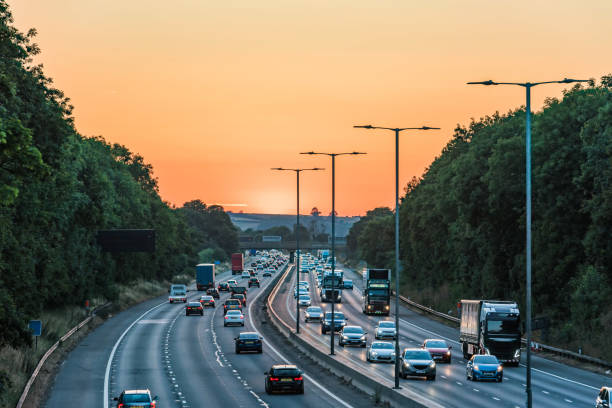 vista del atardecer de intenso tráfico de la autopista del reino unido en inglaterra - connect palabra en inglés fotografías e imágenes de stock