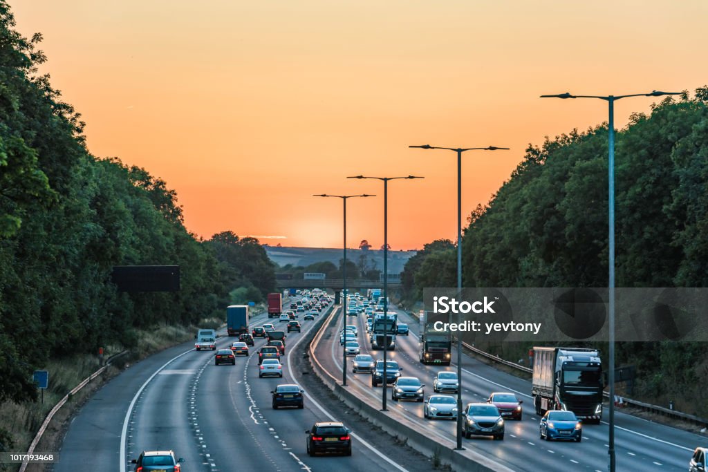 Zonsondergang van drukke UK snelweg verkeer in Engeland - Royalty-free Meerdere baans snelweg Stockfoto