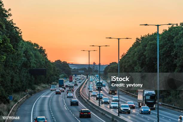 Zonsondergang Van Drukke Uk Snelweg Verkeer In Engeland Stockfoto en meer beelden van Meerdere baans snelweg