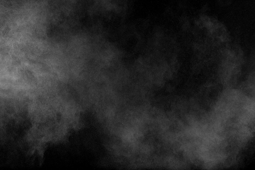 Extrañas formas de blanco polvo nube de explosión sobre fondo negro. photo