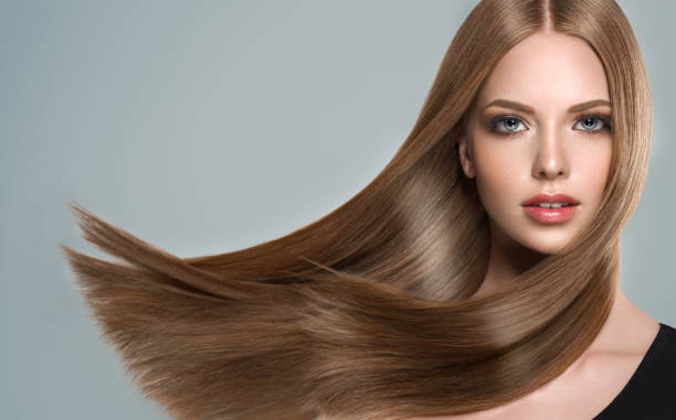 jóvenes, marrón pelo preciosa modelo con pelo largo, rizado y bien cuidado. ondas de cabello excelente. peluquería arte y cuidado del cabello. - cabello largo fotografías e imágenes de stock