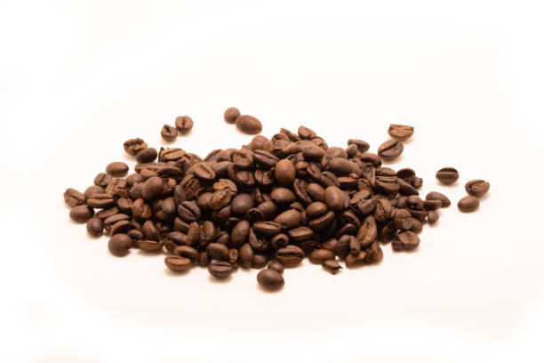 分離のクローズ アップ。コーヒー bean.on ホワイト - caffeine macro close up bean ストックフォトと画像