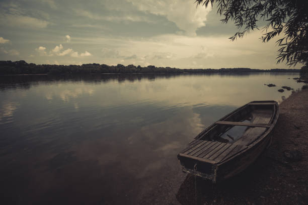 Łódź na brzegu rzeki – zdjęcie