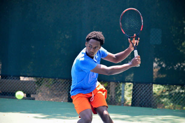 играя в теннис летом - tennis serving men court стоковые фото и изображения