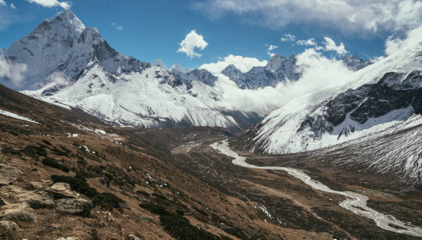 海部 dablam ピークまたはサミットとヒマラヤの運営バレー。登山やネパールでトレッキング - amadablam ストックフォトと画像