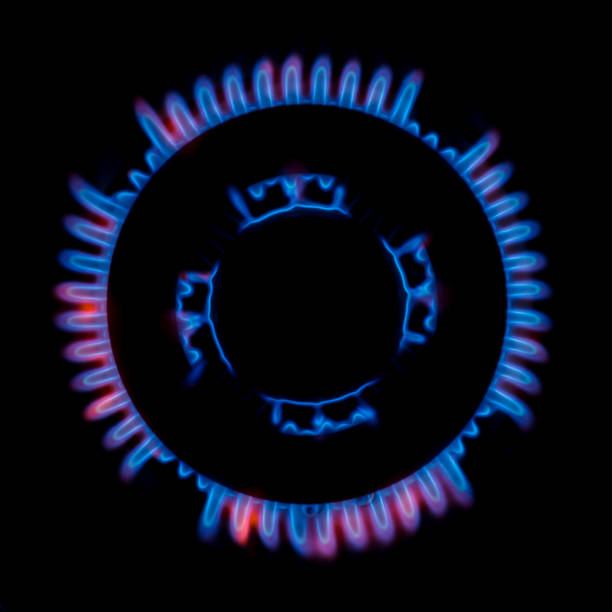 gas-brenner flamme draufsicht auf schwarze dunkle hintergrund isoliert - natural gas gas burner flame stock-fotos und bilder