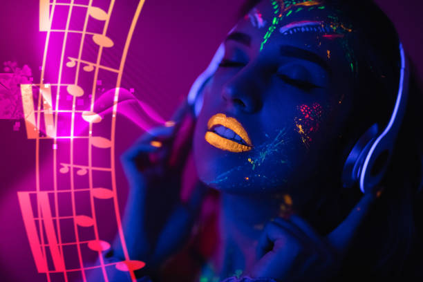 mujer con maquillaje fluorescente - face paint audio fotografías e imágenes de stock