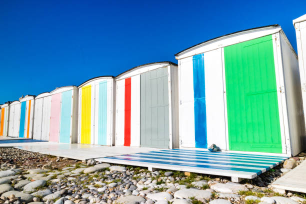 traditional vestiaires sur la plage - le havre photos et images de collection