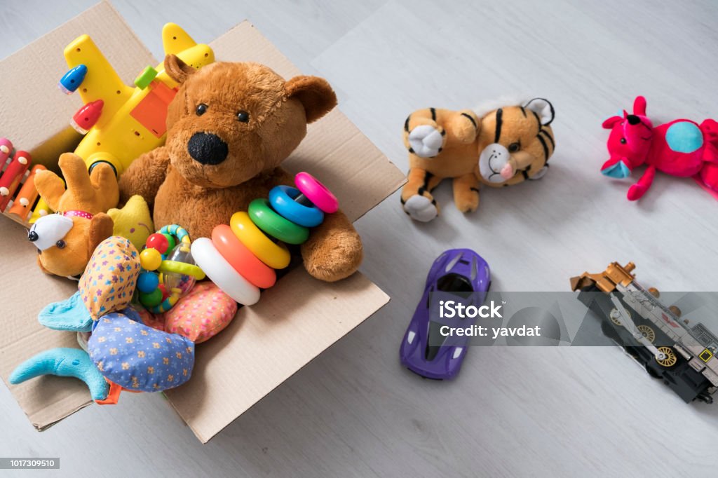 caja de juguetes en el piso. Oso de peluche en caja, de tono vintage. contribución de caridad. donación. beneficencia - Foto de stock de Juguete libre de derechos