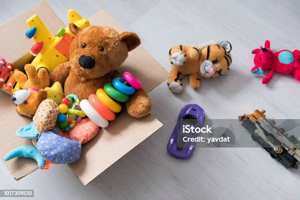 Caja De Juguetes En El Piso Oso De Peluche En Caja De Tono Vintage Contribución De Caridad Donación Beneficencia Foto de stock y más banco de imágenes de Juguete