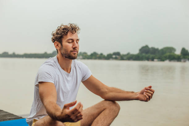 uomo in forma che esercita yoga - spirituality yoga zen like meditating foto e immagini stock