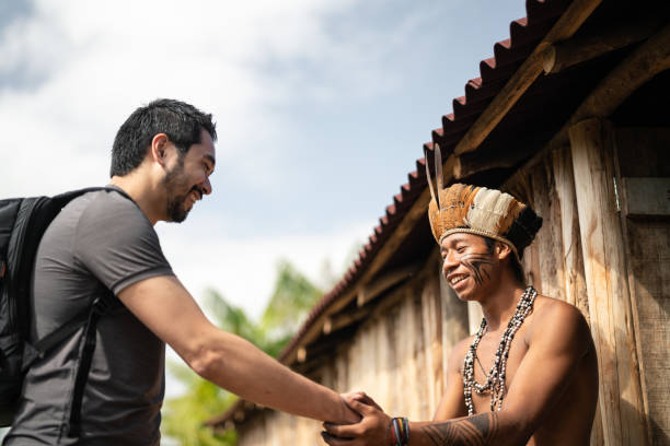 indígenas brasileños jóvenes hombre retrato de etnia guaraní, dar la bienvenida al turista - viaje al amazonas fotografías e imágenes de stock