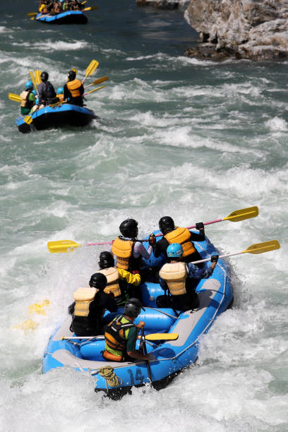 rafting sulle rapide del fiume - women courage water floating on water foto e immagini stock