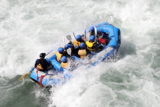 rafting sulle rapide del fiume yosino in giappone - women courage water floating on water foto e immagini stock