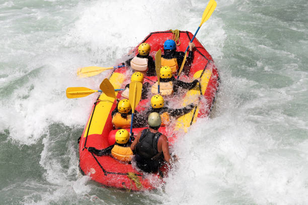 rafting sulle rapide del fiume yosino in giappone - women courage water floating on water foto e immagini stock