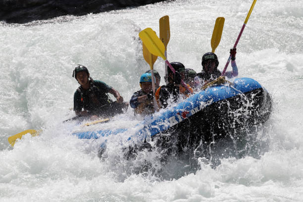 wildwasser-rafting auf den stromschnellen des flusses yosino in japan - white water rafting outdoor pursuit rafting rapid stock-fotos und bilder