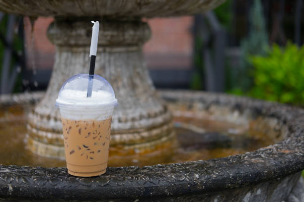 アイス コーヒー カフェラテを取るプラスチック ガラスで - milk shake coffee latté cold ストックフォトと画像