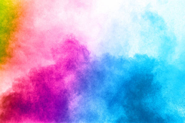 esplosione astratta di polvere multicolore su sfondo bianco.  congelare il movimento delle particelle di polvere di colore spruzzare. holi dipinto - holi foto e immagini stock