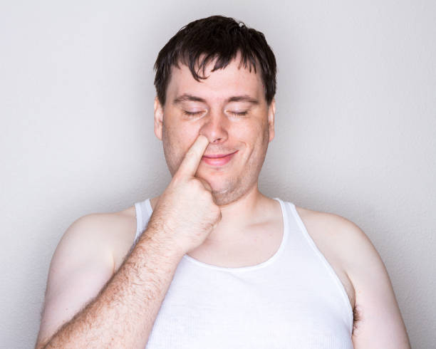 escoger su nariz con una camisa blanca hombre - picking nose fotografías e imágenes de stock