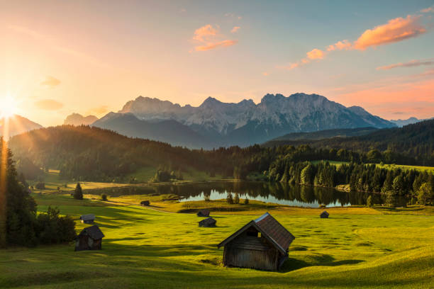 magic sunrise im alpinen see geroldsee - blick auf mount karwendel, garmisch partenkirchen, alpen - bayerische alpen stock-fotos und bilder