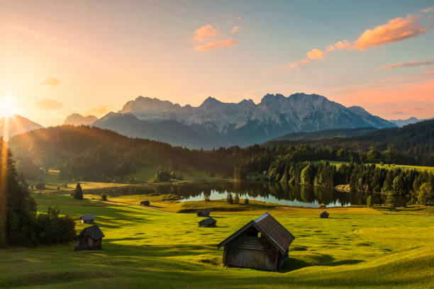 mágico amanecer en alpine lake geroldsee - vista al monte karwendel, garmisch partenkirchen, alpes - mountain pastures fotografías e imágenes de stock