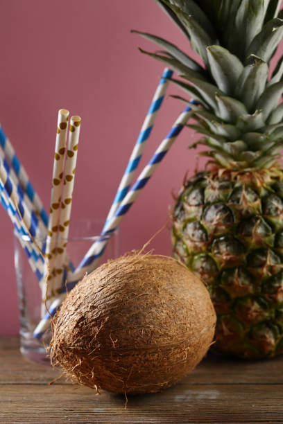 코코넛과 파인애플 음료에 대 한 준비 - 18635 뉴스 사진 이미지
