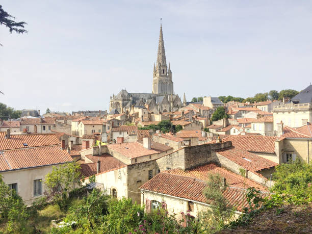 une photographie de paysage urbain de la ville de fontenay le comte dans la région de vendée, france - vendee photos et images de collection