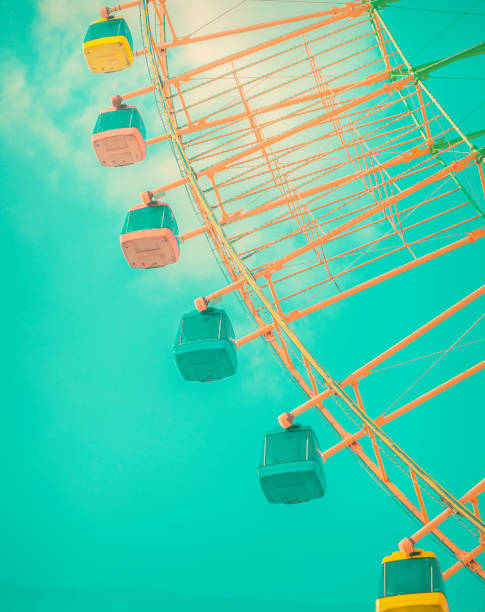 los detalles de la rueda de la fortuna en un día soleado en el parque de atracciones - ferris wheel carnival amusement park wheel fotografías e imágenes de stock