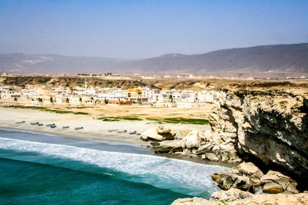 vista da aldeia taqah e dramática praia perto de salalah, na região de omã meridional de dhofar - travel adventure water oman - fotografias e filmes do acervo
