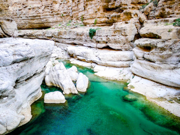 águas azuis turquesas, brilhantes de wadi soares, um canhão perto de mascate em oman - travel adventure water oman - fotografias e filmes do acervo