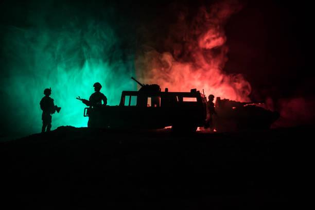 concepto de guerra. fondo de siluetas militares lucha escena en el cielo de la niebla de guerra, siluetas de soldados de la guerra mundial debajo de horizonte nublado en la noche. escena del ataque. vehículos del jeep de ejército con soldados. jeep del e - car individuality military 4x4 fotografías e imágenes de stock