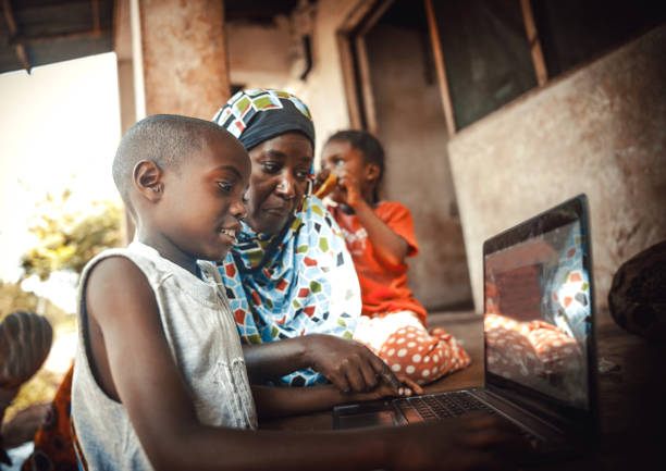 feliz familia africana con laptop - áfrica fotografías e imágenes de stock
