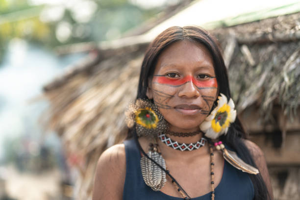indígena brasileña joven, retrato de la etnia guaraní - india women ethnic indigenous culture fotografías e imágenes de stock