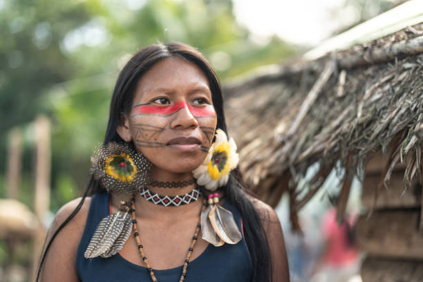 giovane donna brasiliana indigena, ritratto dall'etnia guarani - cultura indigena foto e immagini stock