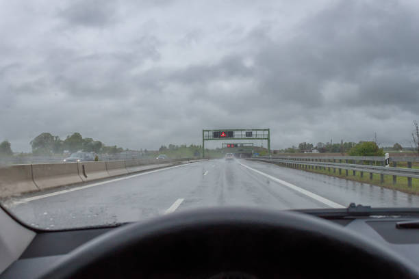 비오는 날 고속도로에서 운전 스톡 사진
