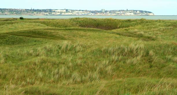 golf. sur le cours à la baie de sandwich, kent, angleterre - ramsgate photos et images de collection