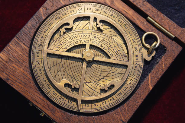réplica de um astrolábio medieval que é um instrumento de navegação - astrolabe - fotografias e filmes do acervo