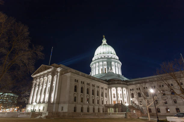 Dramatic view of the Wisconsin State Capitol at night Wide view of the dome and exterior of the state capitol building in Madison, Wisconsin at night wisconsin state capitol building stock pictures, royalty-free photos & images