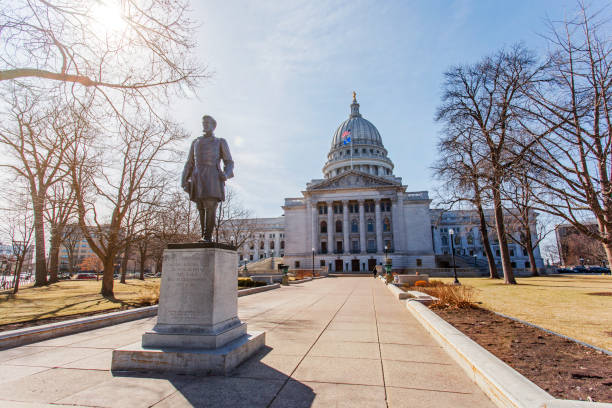 pomnik hansa christiana hega, budynek kapitolu stanu wisconsin - wisconsin state capitol zdjęcia i obrazy z banku zdjęć