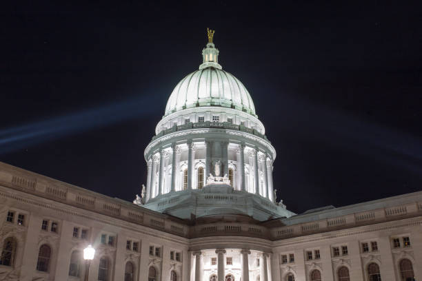 kopuła stanu wisconsin capitol budynek oświetlony - wisconsin state capitol zdjęcia i obrazy z banku zdjęć