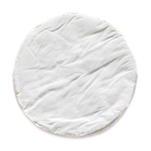 ホワイトソフトブリーチーズ。カメンバーは白い背景、上のビューで隔離されています。"n - produce section ストックフォトと画像