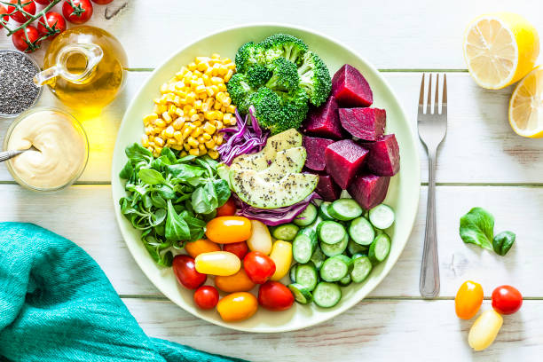 piatto mix di insalate girato dall'alto sul tavolo da picnic verde chiaro - salad food and drink food lettuce foto e immagini stock