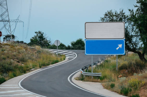 sinal de estrada em branco na estrada. adicionar seu próprio texto - on ramp - fotografias e filmes do acervo